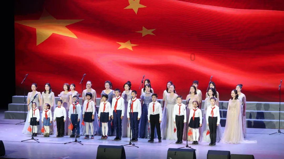 刘嘉玲新节目惊艳亮相,与李若彤黑丝少女腿比拼抢镜!